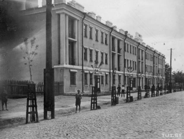 Несохранившийся жилой дом в начале Первомайской улицы. Источник: НАРБ Несохранившийся жилой дом в начале Первомайской улицы. Источник: НАРБ