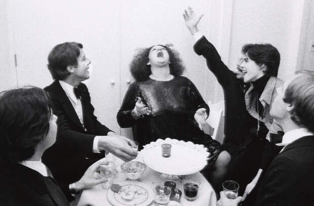 Рой Холстон и Пэт Эст с гостями на вечеринке, 1972