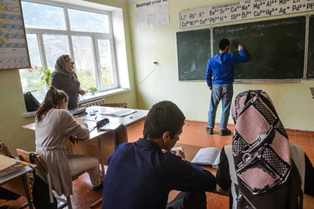 Российскую школу проверят из-за требований к девочкам носить платки