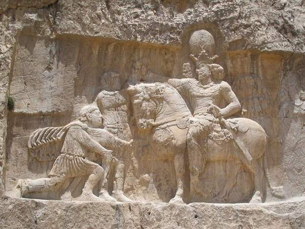 Валериан I склоняется перед персидским царём Шапуром I. Рельеф в Накше-Рустам, Иран.