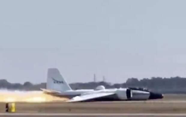 Самолет NASA совершил экстренную посадку, начался пожар