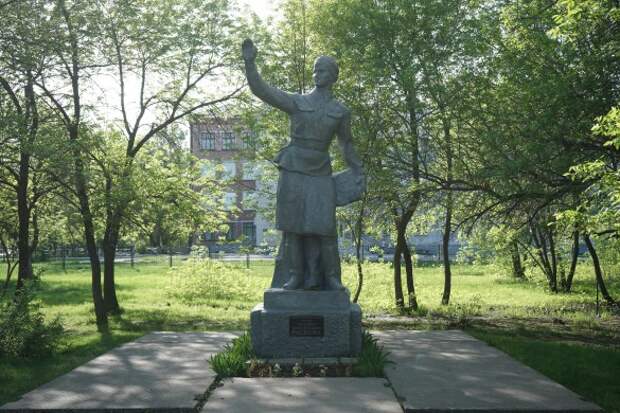 Памятник летчице Марине Расковой. Фото: Пресс-служба губернатора Саратовской области