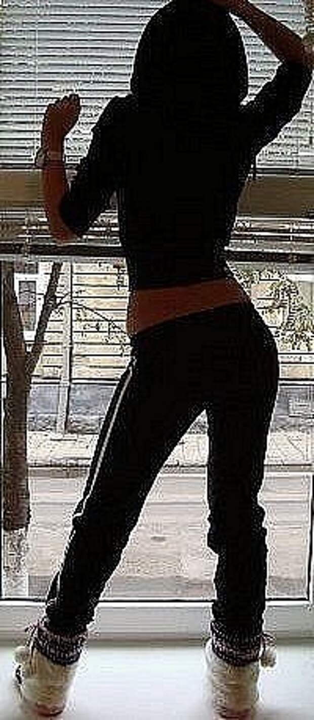 Девушка в спортивном костюме со спины