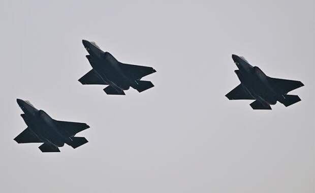 Борьба за Гренландию: Дональд Трамп одним пальцем прикует F-35 своих союзничков в Европе к аэродромам