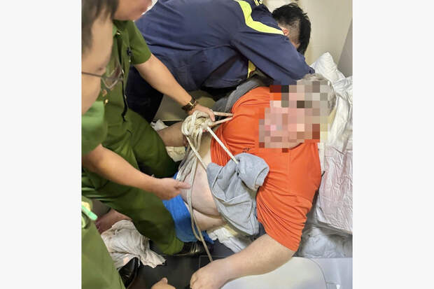 Спасатели три часа извлекали 300-килограммового туриста из ванной во Вьетнаме