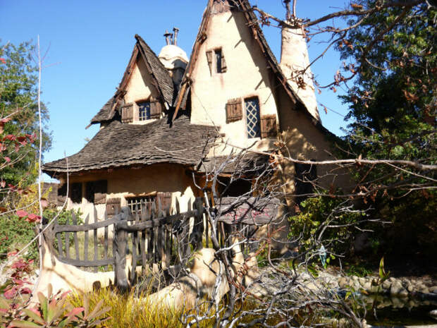 Оформление двора под стать необычному особняку-избушке The Witch’s House (Беверли-Хиллз, Лос-Анджелес). | Фото: gatetoadventures.com. Оформление двора под стать необычному особняку-избушке The Witch’s House (Беверли-Хиллз, Лос-Анджелес). | Фото: gatetoadventures.com.