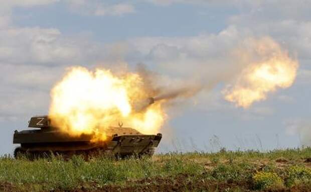 На фото: самоходная артиллерийская установка "Гвоздика" на боевой позиции для штурма позиции украинских войск в промзоне Авдеевки