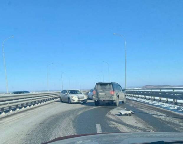 Проезд перекрыт: скользкая дорога на Низководном мосту стала причиной массового ДТП