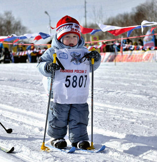 Лыжники возраст. Маленький лыжник. Самый низкий лыжник. Самый маленький лыжник. Лыжня России Тверь.
