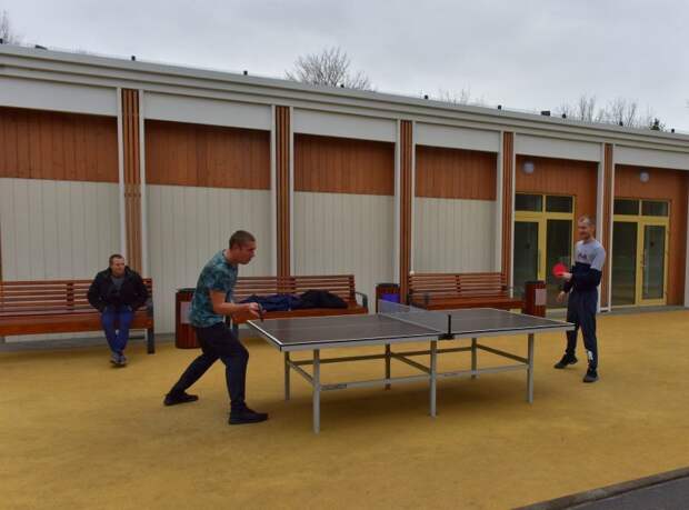 В парке усадьбы Люблино установили столы для игры в настольный теннис/Денис Афанасьев, «Юго-Восточный округ»