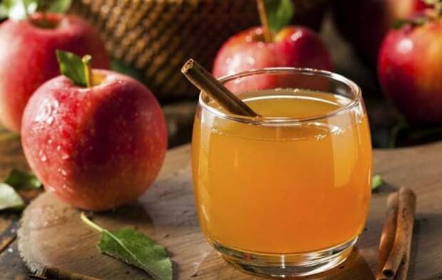 Данный напиток полезен для почек, мочевого пузыря, печени, при атеросклерозе сосудов. Яблочный сок с мякотью хорошо влияет на работу кишечника, способствует выведению токсинов.