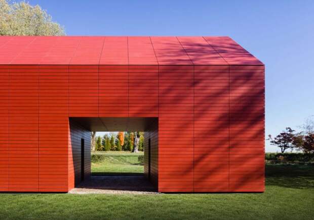Red Barn - минималистский, но эффектный дом.