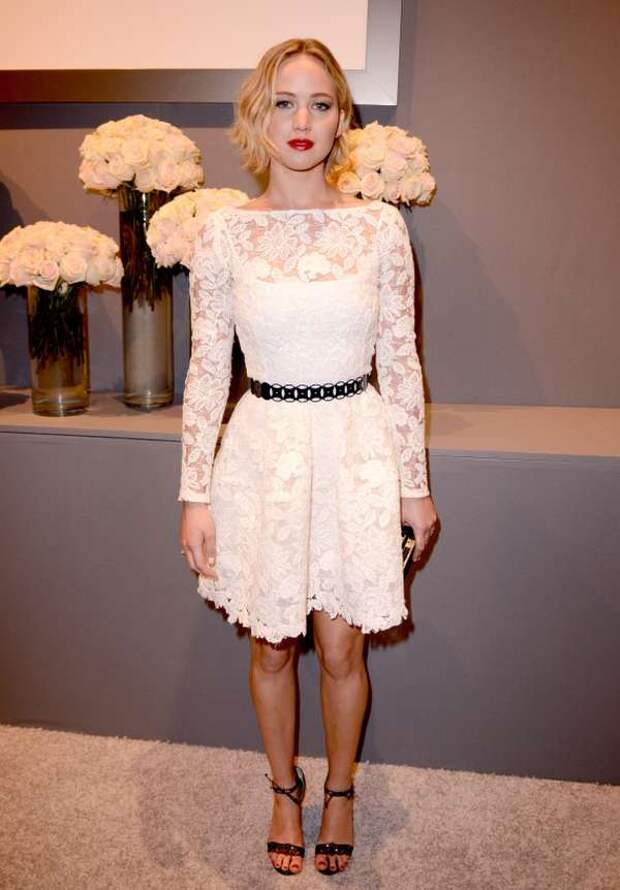 Jennifer Lawrence sublime dress decorated with lace and accessorized with a belt at the waist