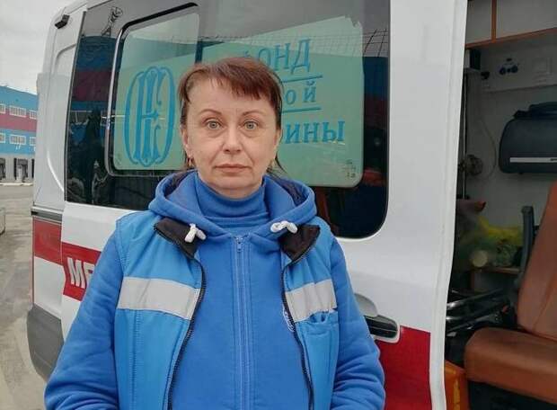 Нападение произошло 17 августа в Екатеринбурге. Бригада скорой помощи, в составе которой была фельдшер Инна Макарова, привезла в медучреждение мужчину с травмой. В дверях приемного покоя медики столкнулись с женщиной, которую ранее доставили в больницу с черепно-мозговой травмой. «Она выскакивала из больницы, ругалась, материлась. Я не знаю, пьяна она была или под воздействием других веществ, но вела себя неадекватно. Мы оказались на ее пути, она сначала налетела на нашего водителя. Но, видимо, оценила его габариты, остановилась и проскочила мимо, на улицу», — рассказала фельдшер.
