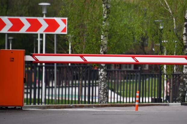 Россиянину пришлось нести тяжелобольного сына на руках из-за отказа во въезде в больницу