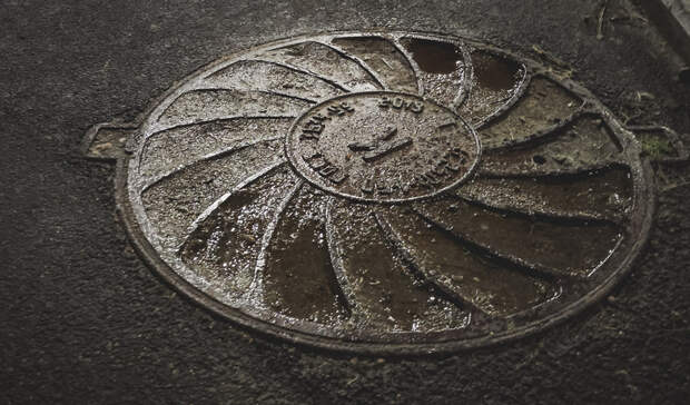 Без крышки уже год: жители Тюмени жалуются на открытый канализационный колодец