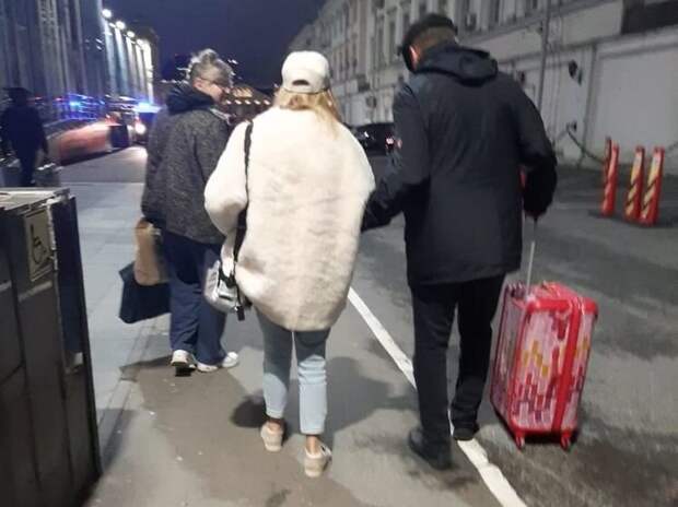 Вчера стало известно, что Алла Пугачева неожиданно вернулась в Россию. Российскую границу она пересекла в Псковской области, скрывая, как пишет "Комсомольская правда", лицо платком.-2