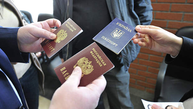 Оформление паспортов граждан РФ. Архивное фото