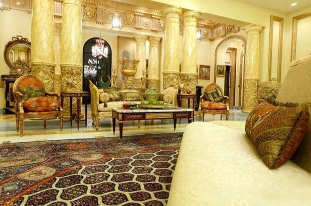 Традиционные элементы арабского стиля – это арки, колоны, художественная роспись и инкрустация.