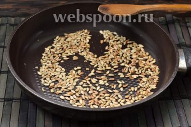 Семечки обжарить на сухой сковороде до слегка золотистого цвета.