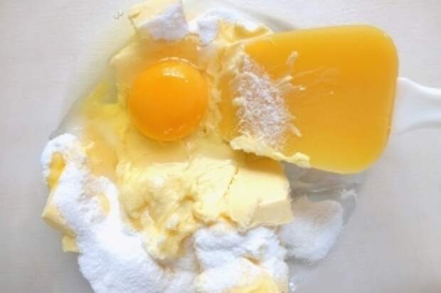 Смешайте в миске размягчённое масло, яйцо и сахар. Для более быстрого растворения сахара я приготовила из него пудру.
