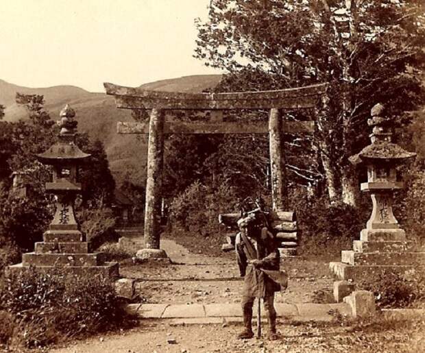Старый лесоруб возвращается домой с гор по дорогам древнего храма в Хаконэ, 1898 год.