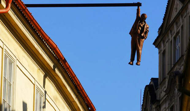 Висящий Зигмунд Фрейд, Прага памятники, скульптуры, факты