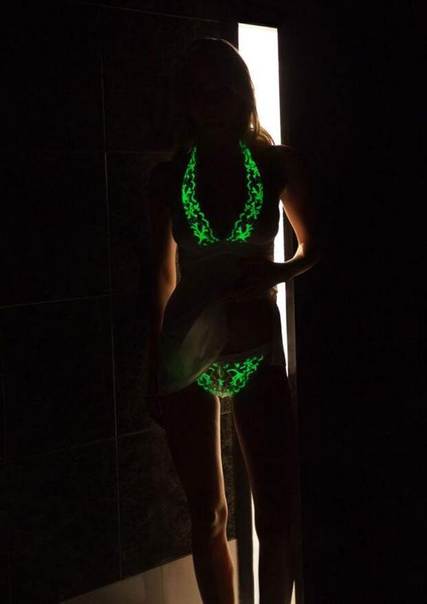 Женское нижнее белье с 'эротической' зеленой подсветкой! (9 фото)