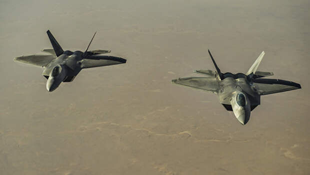 Американские истребители F-22 Raptor над территорией Сирии
