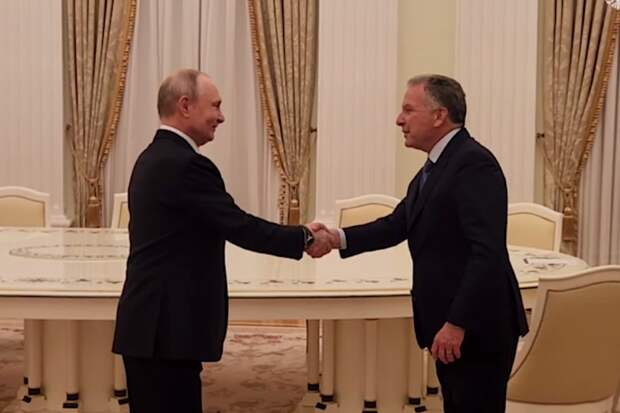 Переводчик Уиткоффа разволновался из-за потолка в зале для переговоров с Путиным