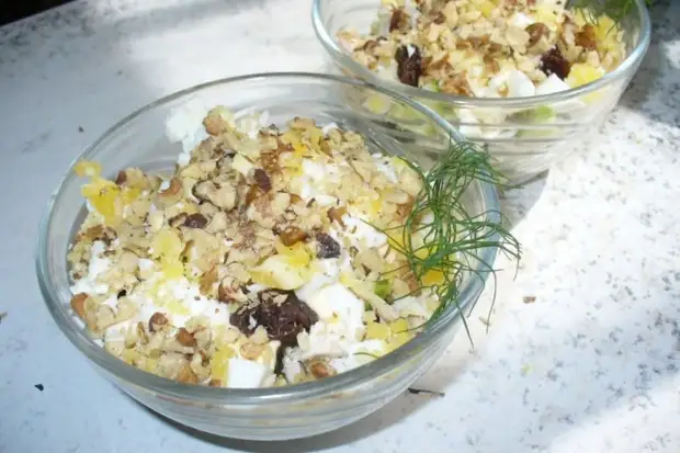 Салат с ананасом, копченой курицей и черносливом Салат с ананасом, копченой курицей и черносливом