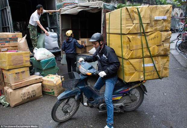 Эти бесстрашные вьетнамцы могут перевозить на мопедах всё что угодно вьетнамцы, перевозка