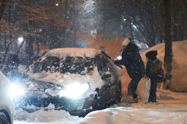 Власти Москвы просят горожан использовать общественный транспорт из-за снегопада