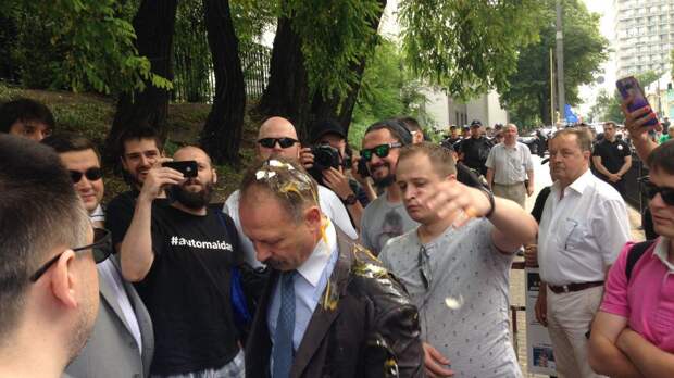 Депутату, хватавшему Яценюка за гениталии, разбили яйца на голове