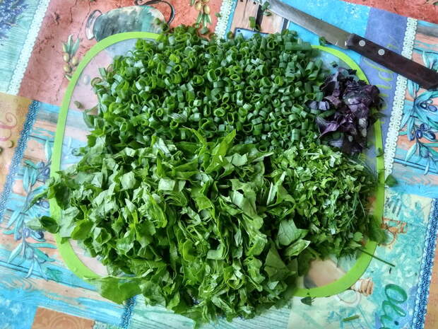 Куриные ножки на «зелёной» подушке (гарнир к блюду не нужен, капуста с зеленью протушивается отменно)