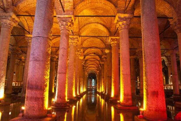 Специальная подсветка колонн делает подземное хранилище мистическим местом (Basilica Cistern, Стамбул). | Фото: istanbul-turkey.ru.