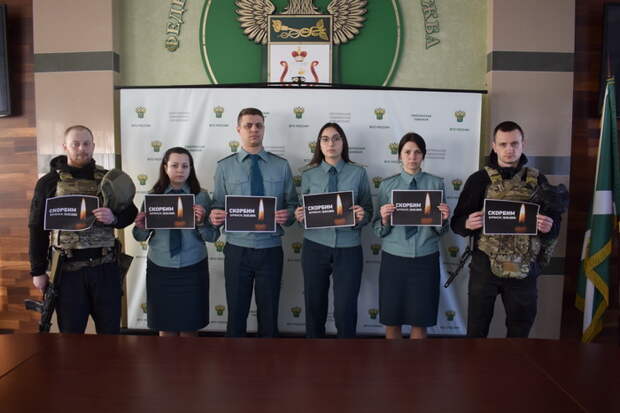 В Смоленске сотрудники таможни провели траурный митинг в память о жертвах ракетного удара ВСУ по Брянску