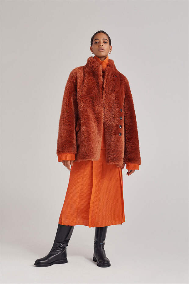 Кожаный жакет, толстые пальто и мягкие свитеры для любого времени года в новой коллекции Joseph