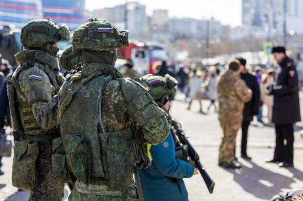 Как Владивосток отмечает 23 февраля: концерт, каша, выставка оружия и салют