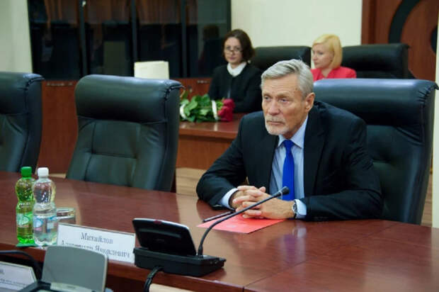 Скромная жизнь звезды фильма «Любовь и голуби»: Михайлов показал свой дом без охраны и высоких заборов