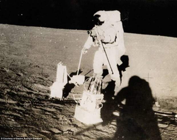 На снимке - один из астронавтов "Аполлон-12", размещающий оборудование для лунного научного эксперимента Apollo на поверхности Луны во время первой из двух поездок из лунного модуля Apollo, gemini, nasa, Программа Меркурий, космические запуски, космические миссии, космос, фотоархив