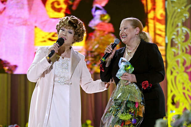 Эдита Пьеха и Людмила Сенчина во время юбилейного концерта Пьехи в Санкт-Петербурге, 2007 год