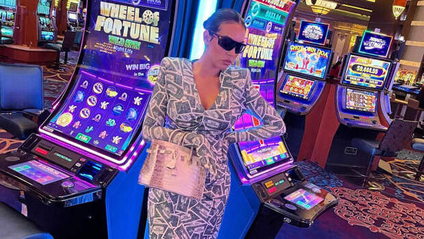 Девушка Роналду пришла в казино в платье с "купюрами на тысячи долларов"