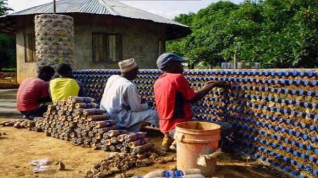 Видео: Дешево и сердито — как и почему в Нигерии строят дома из старых бутылок