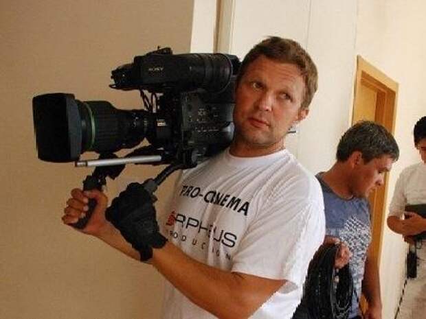 Бросил окурок в лицо, вонзил нож в грудь: кадры последних минут жизни оператора