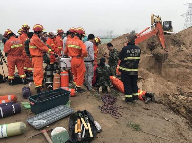 В Китае 10 экскаватаров спасали младенца, провалившегося в 50-метровую скважину китай, ребенок, скважина, спасения, экскаватар, яма