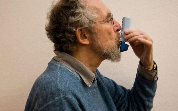B8MK9Y elderly asthma sufferer using Salbutamol inhaler. Image shot 2009. Exact date unknown.