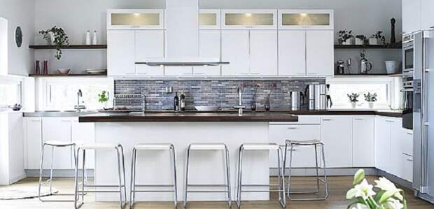 Хороший вариант создать уютную обстановку на кухне благодаря оформлению её в современном стиле.