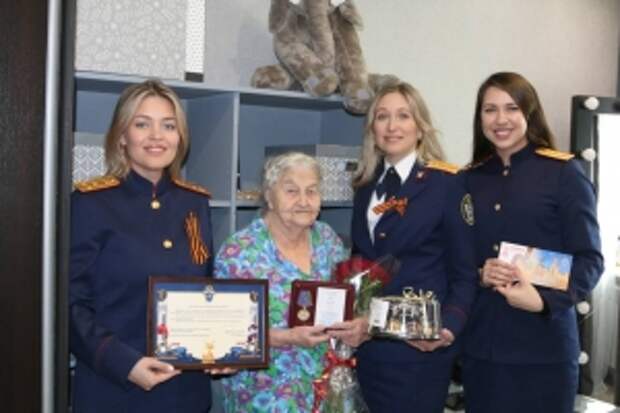 Сотрудники следственного управления поздравили с Днем Победы ветерана Великой Отечественной войны Кухарук Тамару Николаевну