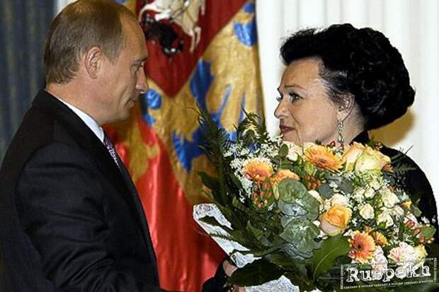 Президент России Владимир Путин вручает Людмиле Зыкиной орден Святого апостола Андрея Первозванного. 15 июня 2004 года.